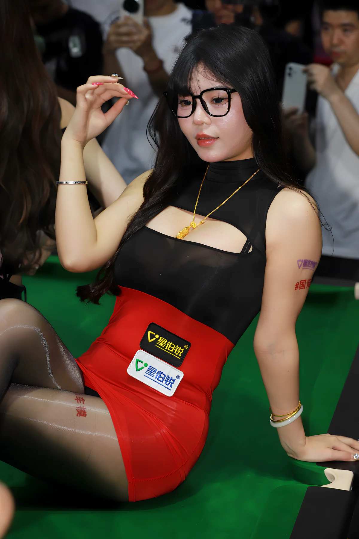 魅力红裙油亮黑丝J10107